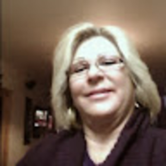 Profile Picture of Carolyn Klingenberg (@carolynklingenb) on Poshmark