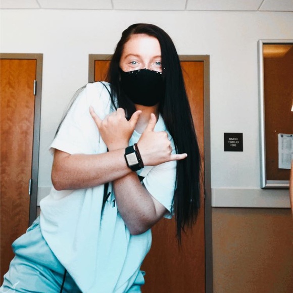 Profile Picture of Samantha Scattergood (@annie_scatt11) on Poshmark