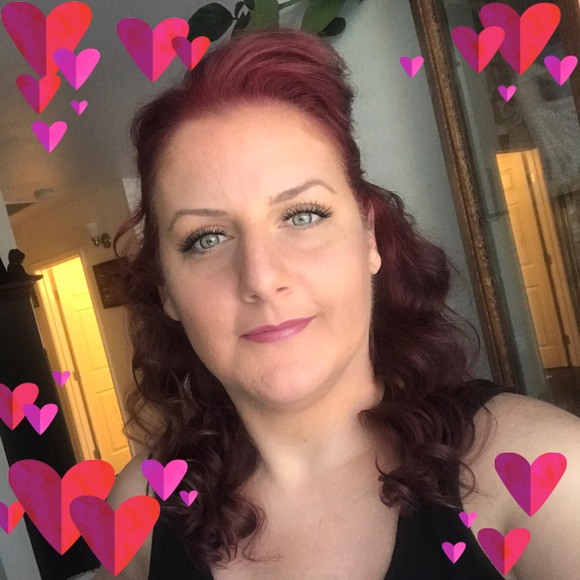 Profile Picture of Amy Fountain (@amyfountain) on Poshmark