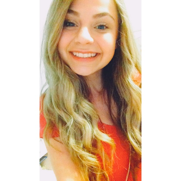 Profile Picture of Lauren Fields (@lauren_99) on Poshmark