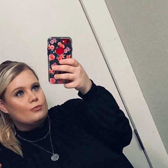 Profile Picture of Lori Carpenter (@lorinna98) on Poshmark