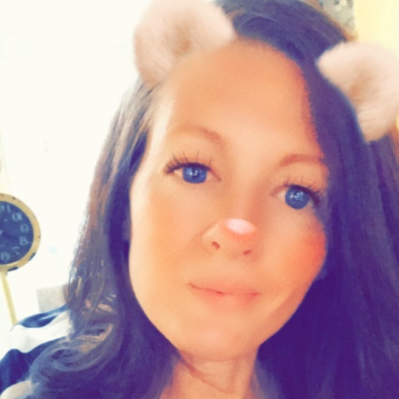 Profile Picture of April Hollars (@aprilhollars) on Poshmark