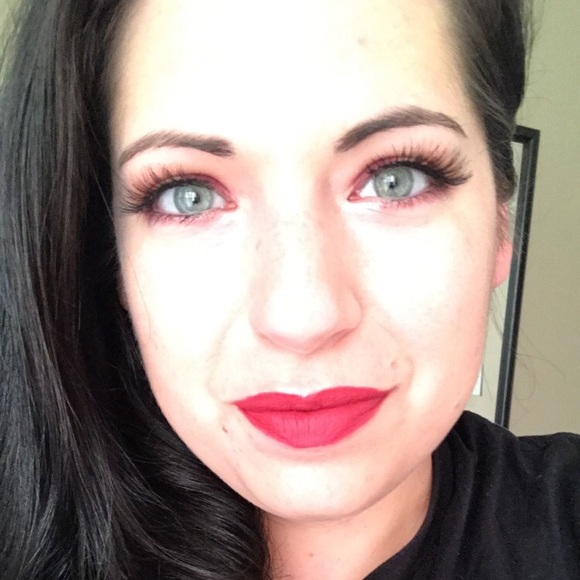 Profile Picture of Naomi Lavertue (@nlavertue) on Poshmark