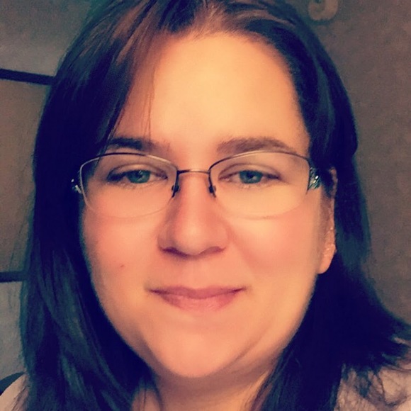 Profile Picture of Lea Heiney (@leaheiney) on Poshmark