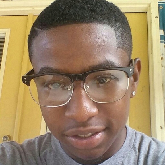 Profile Picture of Darrian Davis (@darriand25) on Poshmark