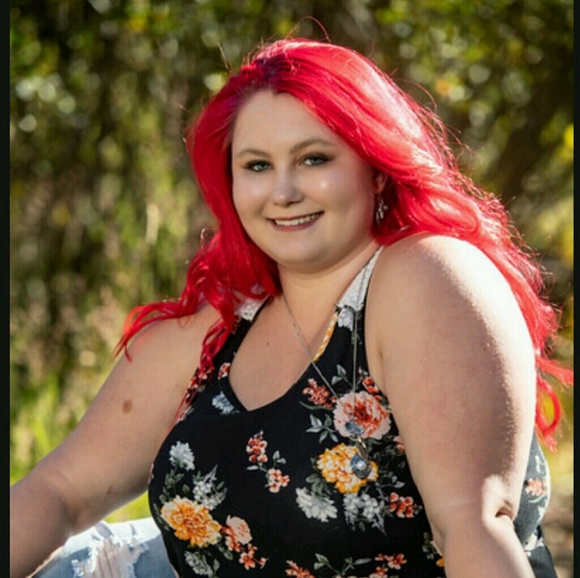 Profile Picture of Karlie Renee (@renee_021300) on Poshmark