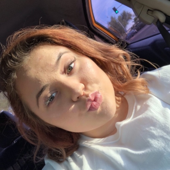 Profile Picture of Julia Van alstine (@julia_vans16) on Poshmark