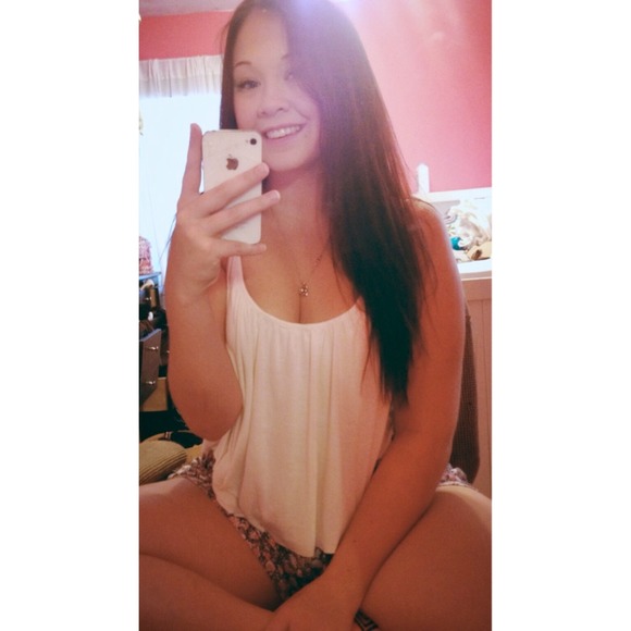 Profile Picture of Gabrielle Kuntzi (@gkuntzi15) on Poshmark