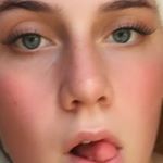 Profile Picture of :) (@alicesellsclothes) on Instagram