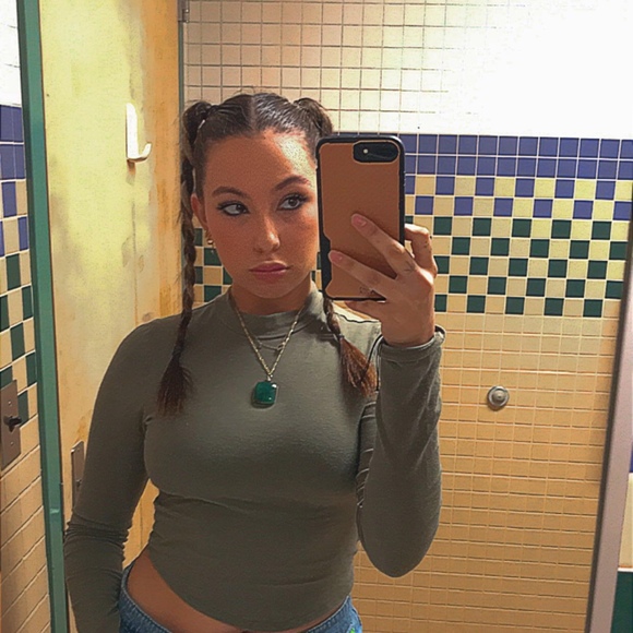 Profile Picture of Gabriella Varas (@gabriella_v79) on Poshmark