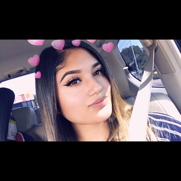 Profile Picture of Adamary Godinez (@adamaryg02) on Poshmark