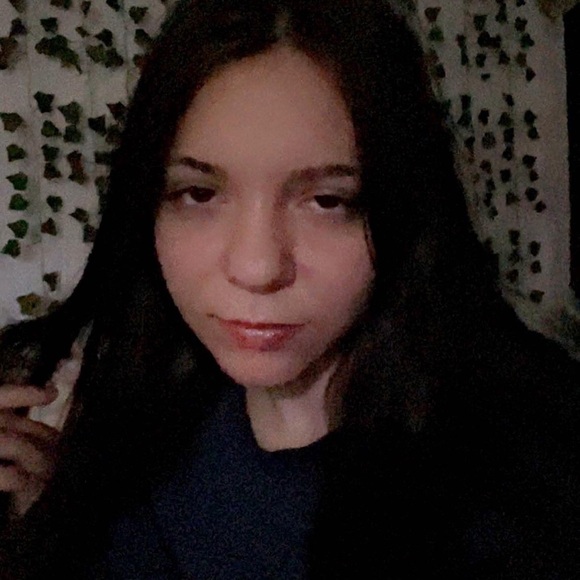 Profile Picture of Reanne Hansgen (@reannech) on Poshmark