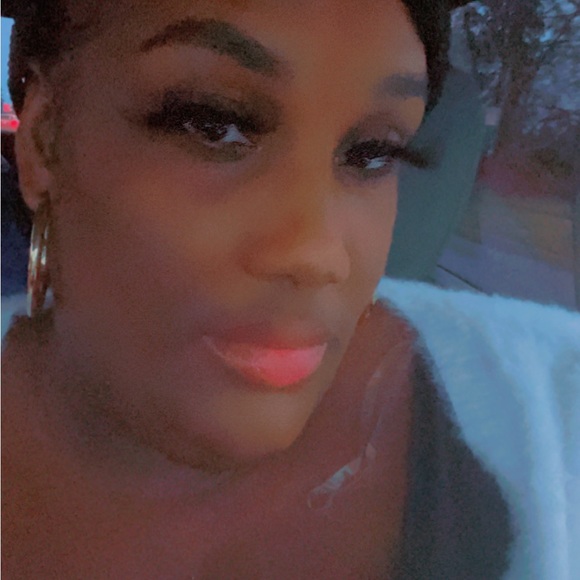 Profile Picture of Devonique Mays (@devoniquemays) on Poshmark