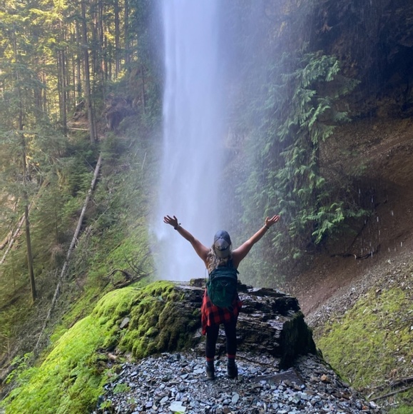 Profile Picture of Dove Rantala (@dovebartolus) on Poshmark