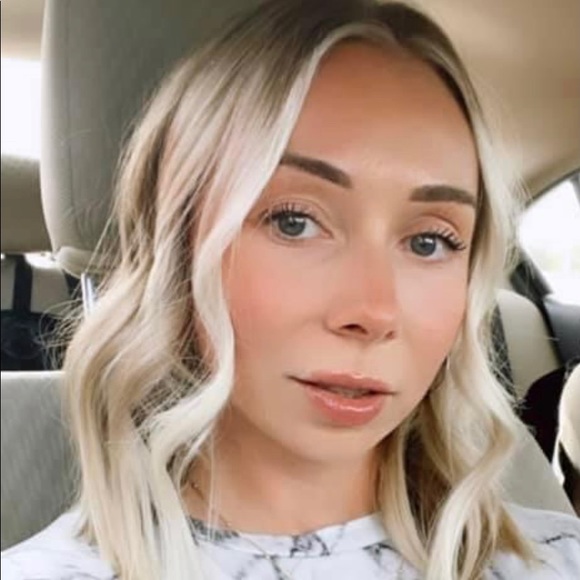 Profile Picture of Amy Hook (@amy_lauren7) on Poshmark