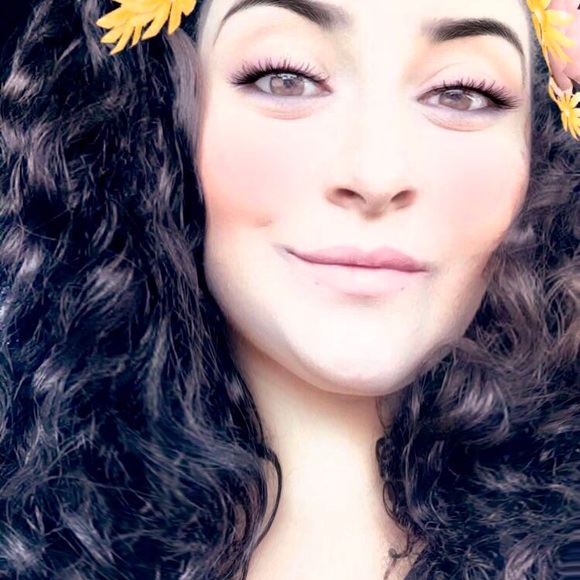 Profile Picture of Amelia Ruiz (@ruizamelia21) on Poshmark