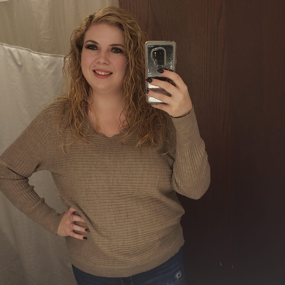 Profile Picture of Linzie Brogna (@linziebrogna) on Poshmark