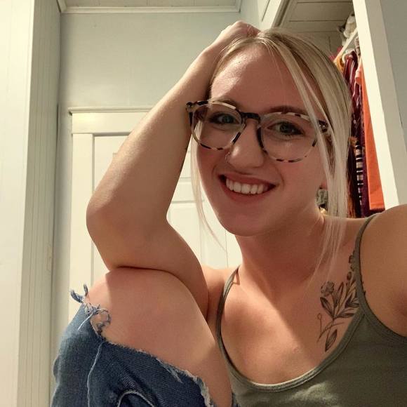 Profile Picture of Shianne Svaty (@shiannesvaty) on Poshmark
