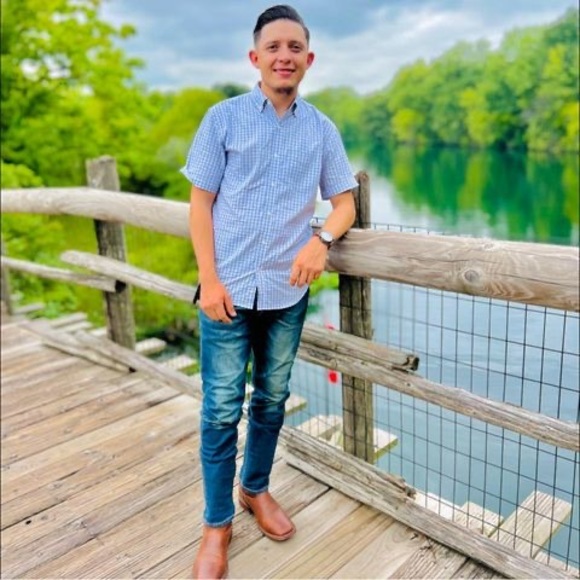 Profile Picture of Alex Fuentes (@alextoro28) on Poshmark