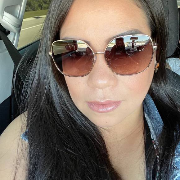 Profile Picture of Iris Leal (@lealiris0204) on Poshmark