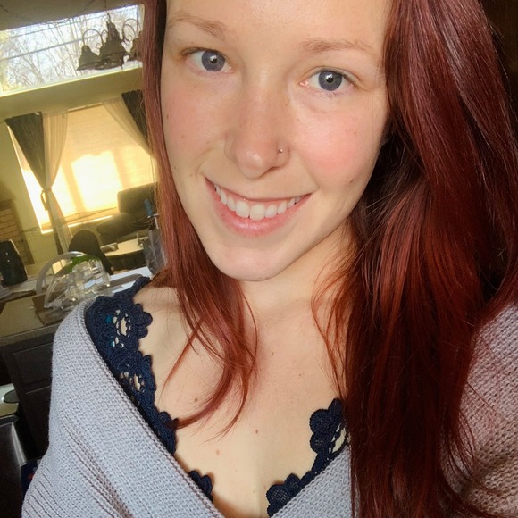 Profile Picture of Alicenne Hurst (@alicenner) on Poshmark