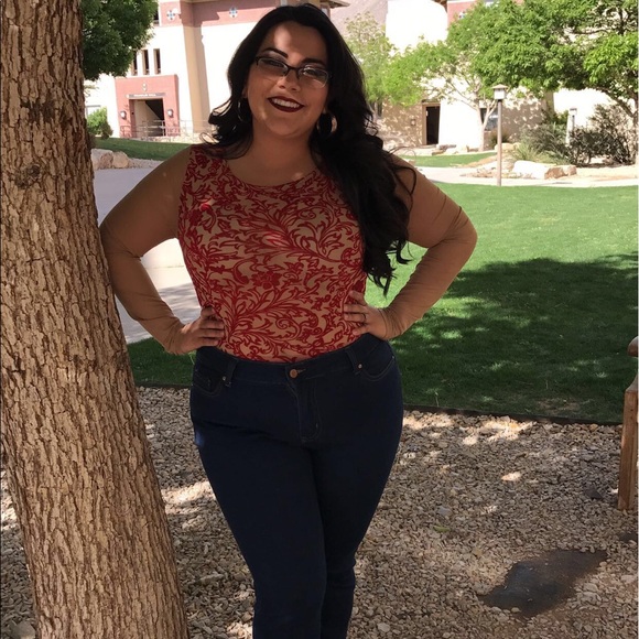 Profile Picture of Mariah Alvarez (@mariramirez96) on Poshmark