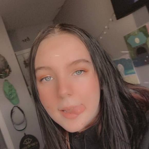 Profile Picture of Kaylee Huggins (@kayleehuggin574) on Poshmark