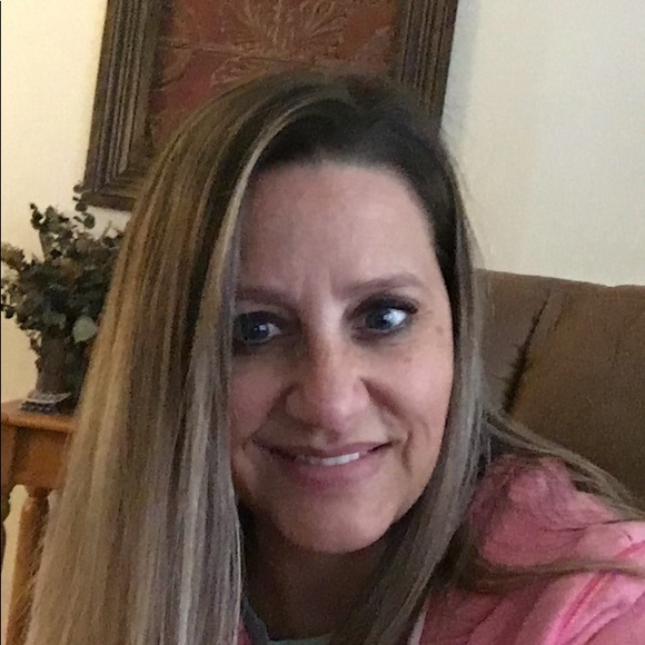 Profile Picture of Debbie Andrews (@debbie_andrews) on Poshmark