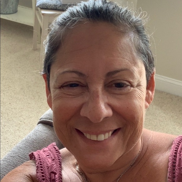 Profile Picture of Julie Grayson (@juliesgrayson) on Poshmark