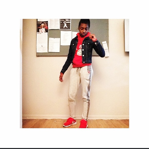 Profile Picture of Jonaie Johnson (@nizzlenae) on Poshmark