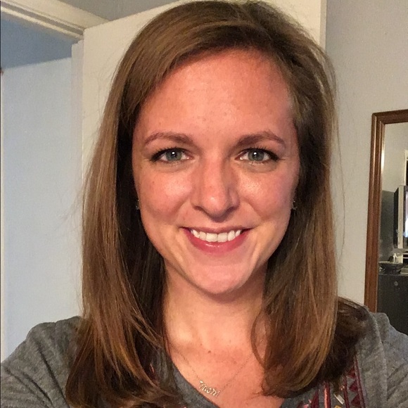 Profile Picture of Karlie Linehan (@karlie_linehan) on Poshmark
