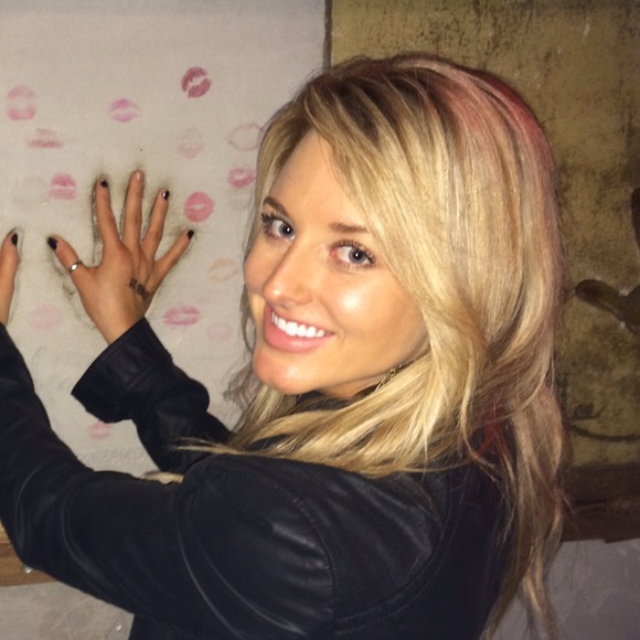 Profile Picture of Mandy Rushing (@mandy0423) on Poshmark