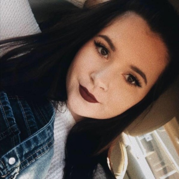 Profile Picture of Caitlin Sinclair (@caitbresinclair) on Poshmark