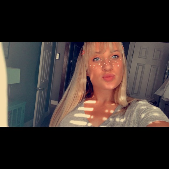Profile Picture of Peyton H (@peytonh740) on Poshmark