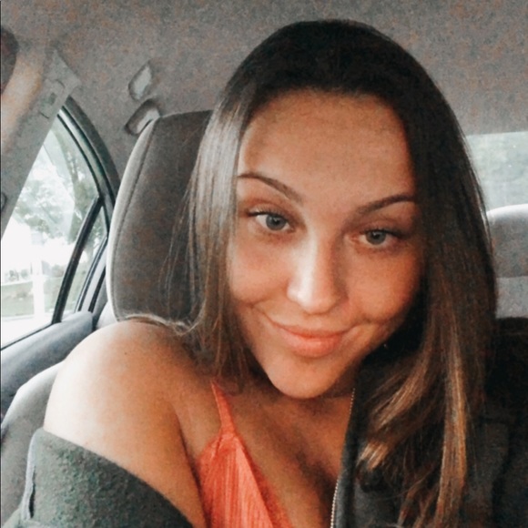 Profile Picture of Nicole Clemente (@nclemente409) on Poshmark