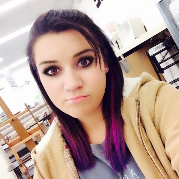 Profile Picture of Bailey Birkett (@baileybirkett16) on Poshmark
