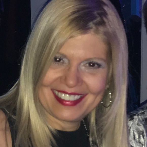 Profile Picture of Elisabeth Decaria (@edecaria) on Poshmark