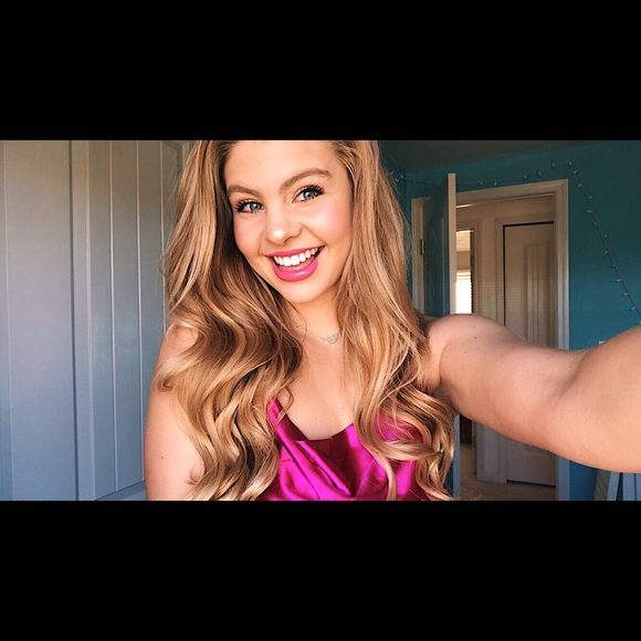 Profile Picture of Stacy Deyoung (@stacydeyoungg) on Poshmark