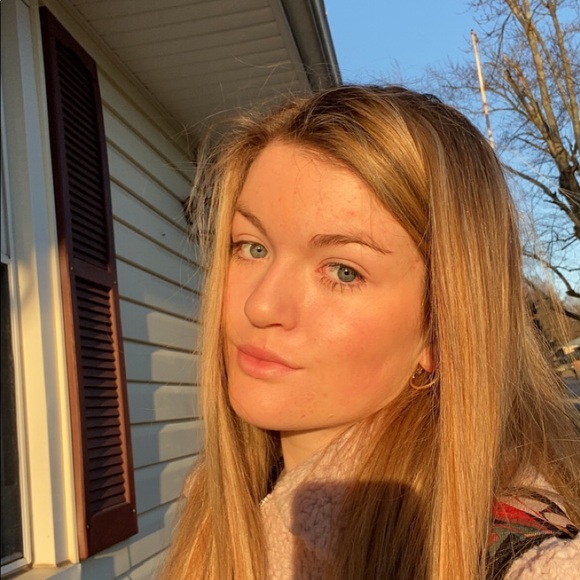 Profile Picture of Adrianne Weber (@adrianneweber) on Poshmark