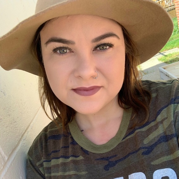 Profile Picture of Jennifer Wakefield (@isocialjen) on Poshmark