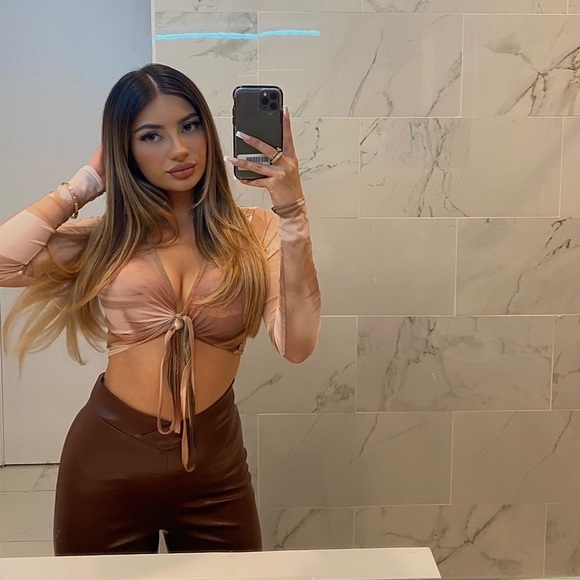 Profile Picture of Nicole Vardeh (@nicole_vardeh) on Poshmark