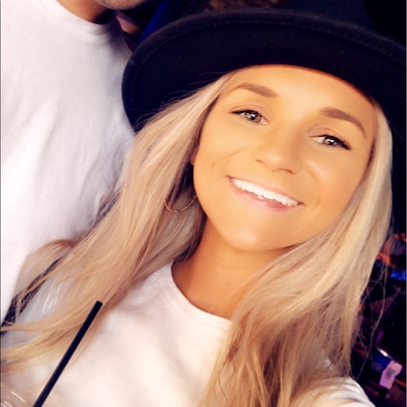 Profile Picture of Erin Delande (@erindelande) on Poshmark