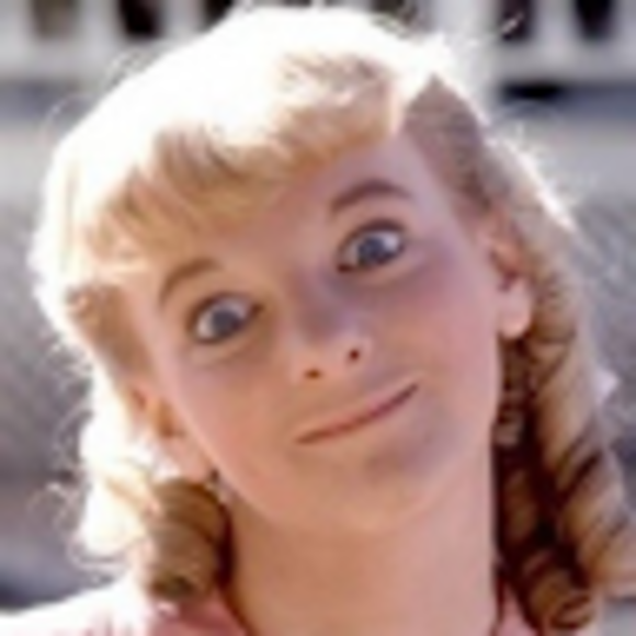 Profile Picture of Rae Schnoebelen (@raeschnoebelen) on Poshmark