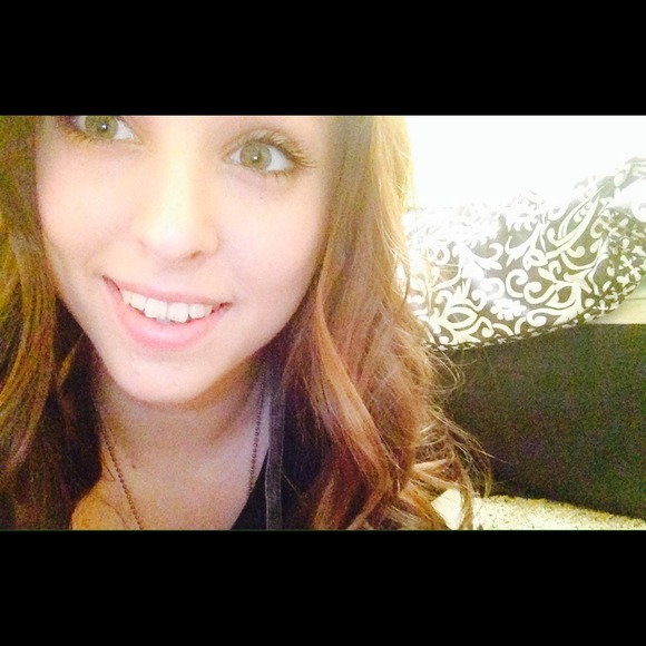 Profile Picture of Victoria Chacanaca (@t_chaca) on Poshmark