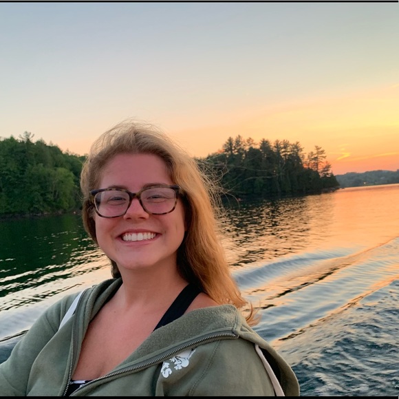 Profile Picture of Lucy Mansky (@lucy_mansky) on Poshmark