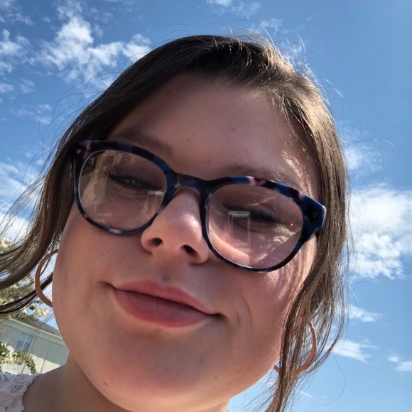 Profile Picture of Victoria Kappers (@alicekappers) on Poshmark