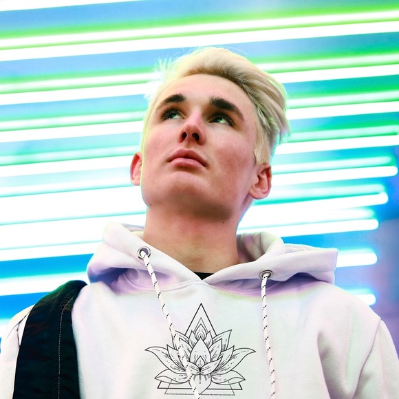 Profile Picture of Joey Jett (@joey__jett) on Poshmark