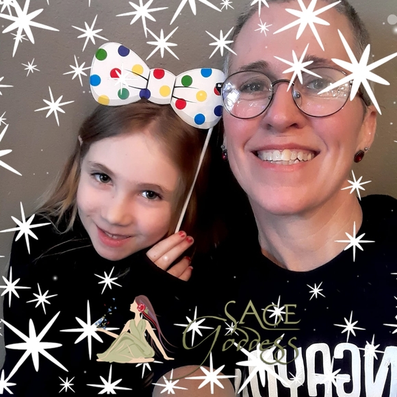 Profile Picture of Sarah Andrews (@sindarah) on Poshmark