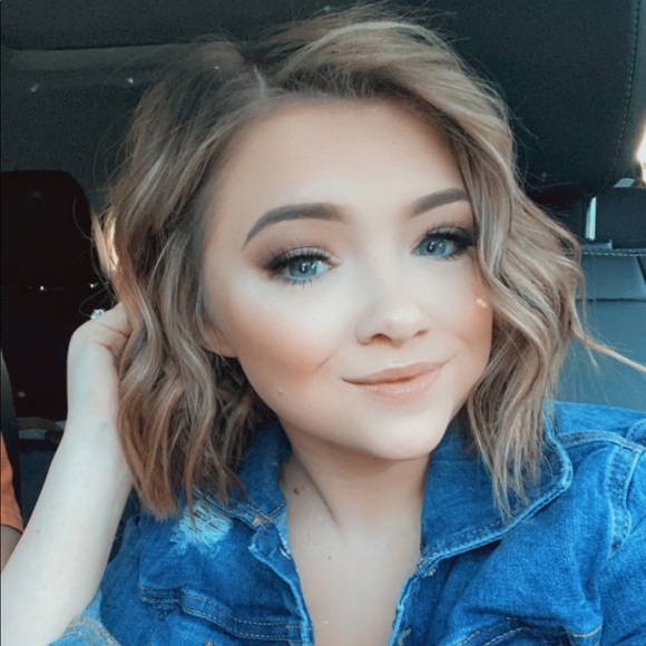 Profile Picture of Emily Hankewycz (@emilyhankewycz) on Poshmark