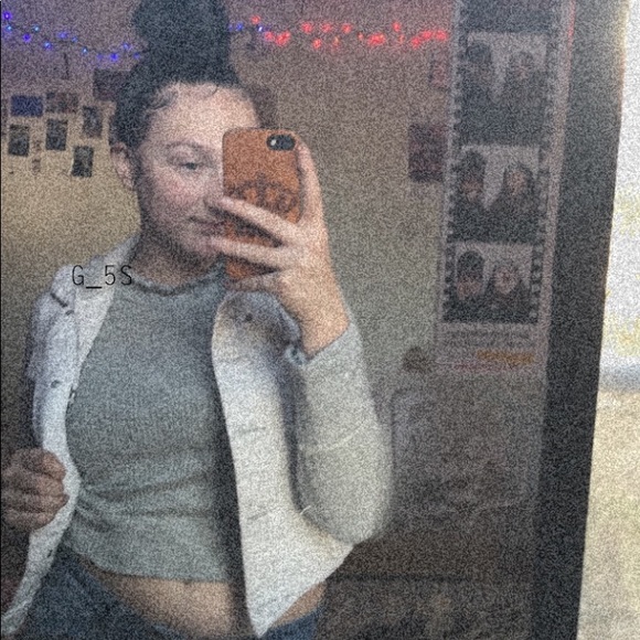 Profile Picture of Hannah Everton (@hannaheverton) on Poshmark